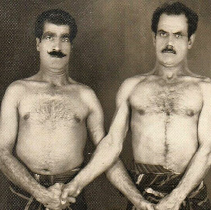 در این عکس پهلوان فتح اله صنعت پور معروف به پهلوان قمشه ای را در سمت راست وپهلوان عبدالکریم همتی را در سمت چپ
