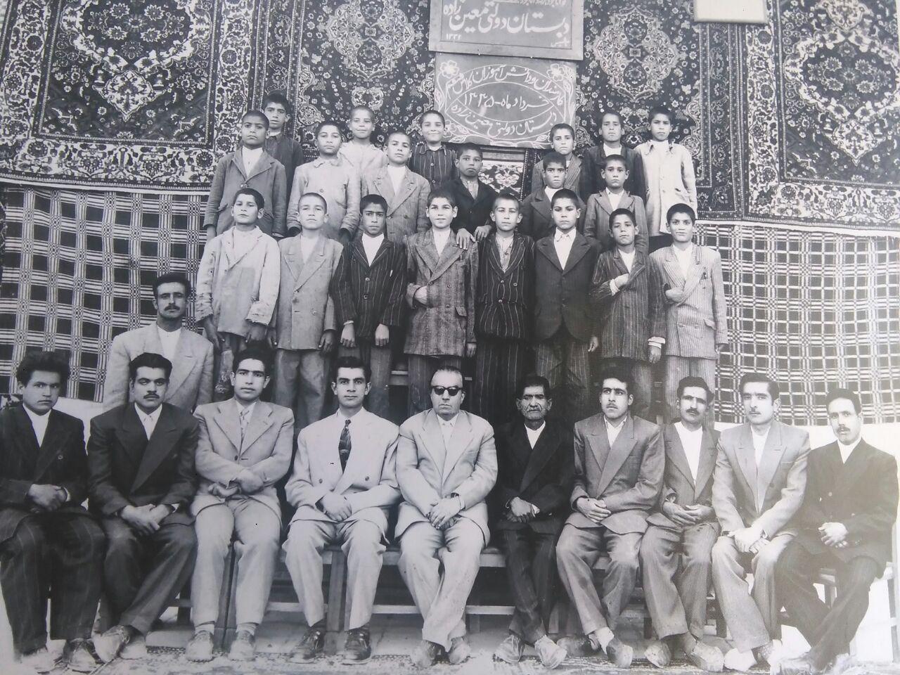 کارمندان و دانش آموزان کلاس ششم دبستان دولتی معین زاده خرداد ماه 1335